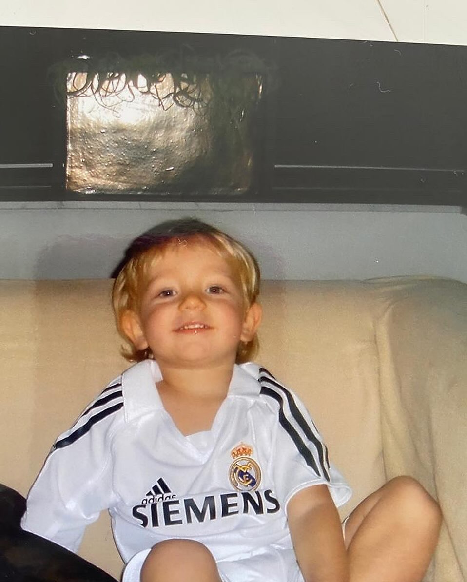 儿皇梦！赫伊森晒皇马球衣童年照：我就要回家啦